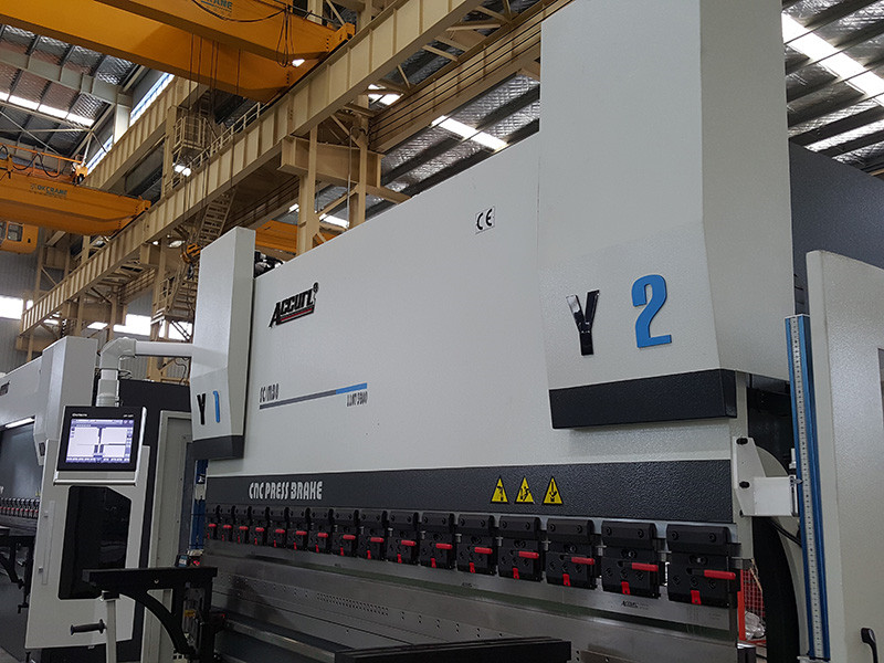 Ang hydraulic press nagbuak 200 tonelada